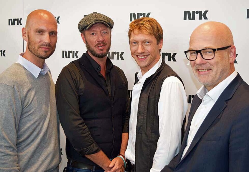 På innsiden: Tv-serien «Exit» går på innsiden av finansbransjen, men verken Peter Testman-Koch (til venstre) eller regissør Øystein Karlsen vil si hvem som har vært rollemodellene til de fire finansfyrene som spilles av blant anndre svenske Simon Berger (nr. 3 fra høyre). - Jeg kan garantere at det er en serie som ingen har sett makan til, sier NRK-sjef Thor Gjermund Eriksen. Foto: Knut Kristian Hauger.
