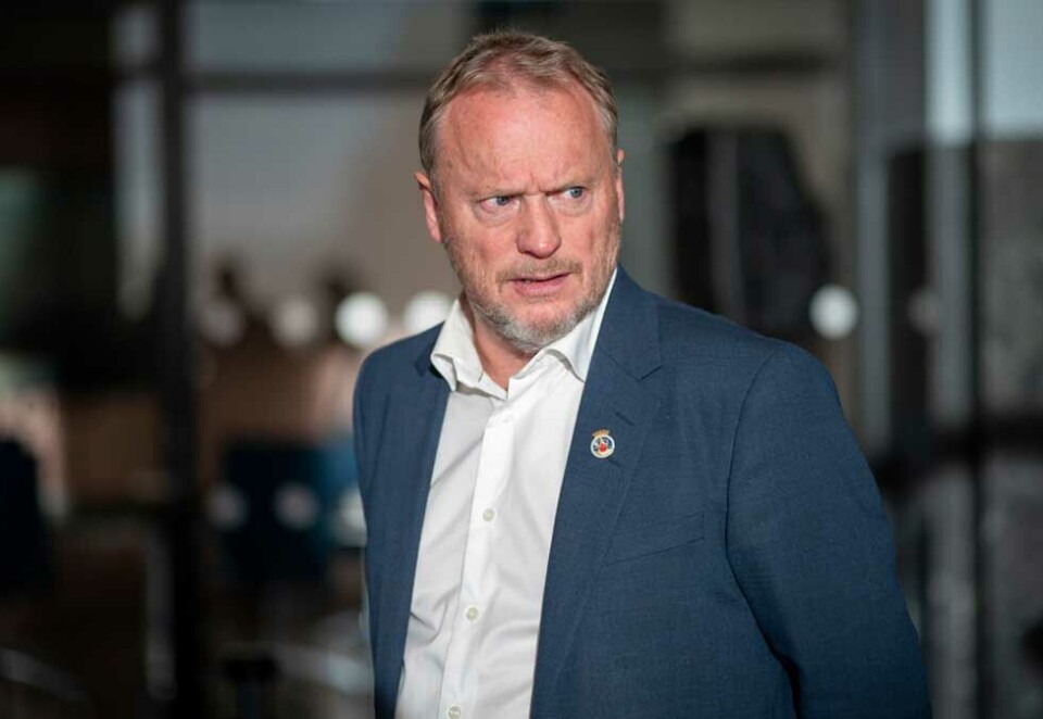 FIrer ikke: Enn så lenge vil ikke byrådet, her ved byrådsleder Raymond Johansen, i Oslo etterkomme eventbyråenes bønn om å se på reglene for heldigitale arrangementer på nytt. Her Johansen etter pressekonferansen for en drøy uke siden da han innførte nye og strengere smitteverntiltak i Oslo på grunn av økende koronasmitte. Foto: Scanpix.