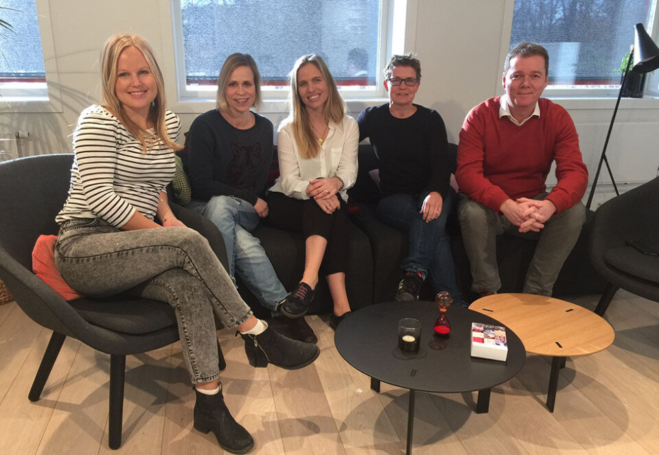 Skal få verden til å velge Norge: Making Waves går seirende ut av Innovasjon Norges byråkonkurranse. Fra venstre: Kjersti Vangerud, Elisabeth Arntsen Storaker, Marte Enger, Lene Jonasson og Erik Jansson. Foto: Making Waves.