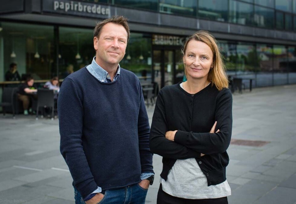 Vil gå i dybden: Det er de to tidligere kollegene fra Drammens Tidende, Knut Erik Friis (til v) og Karianne Braathen, forlot lokalavisen for å starte magasinet Dipr – uttalt «deeper». - Navnet reflekterer det vi skal gjøre, å gå i dybden, sier de to. Foto: Nina Holtan