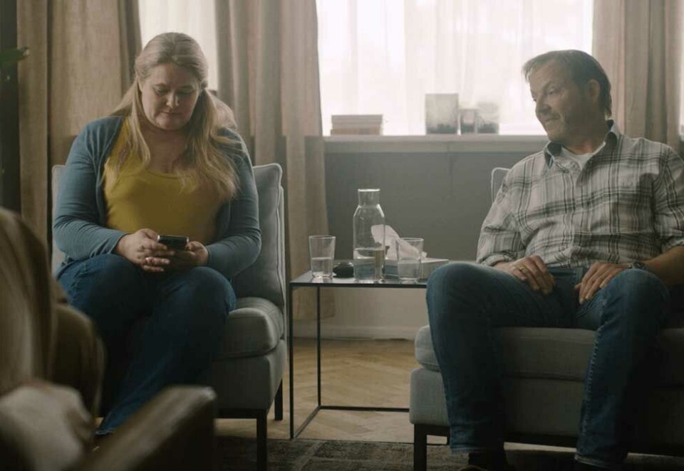 Par i parterapi: Ikke alltid så lett å få oppmerksomhet i konkurranse med mobilen. I den nye kampanjefilmen til Statens vegvesen møter vi et par som går i parterapi, og der heller ikke terapeuten er helt til stede.