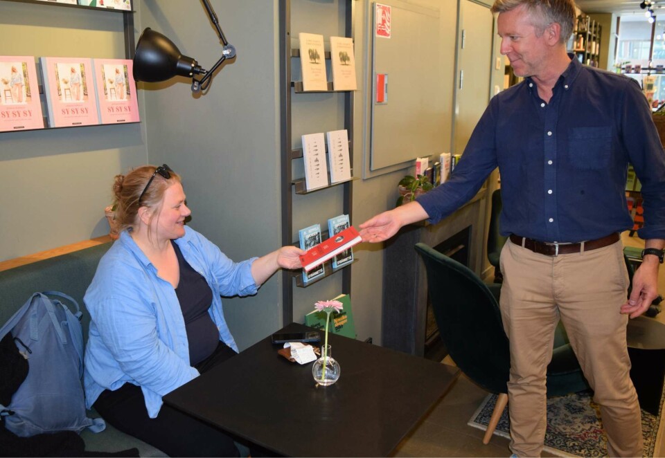 Første møte: Her får Ida Fjeldbraaten se den ferdigtrykte boka av redaktør Sigmund Sørensen i Cappelen Damms lokaler. Foto: Dag Robert Jerijervi