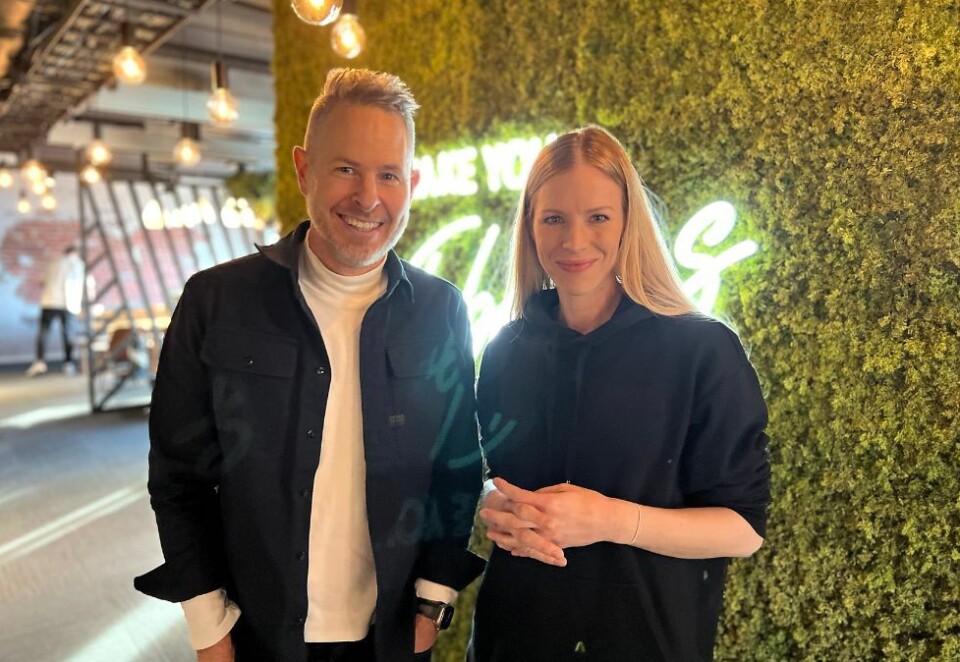 Bred designerfaring: Cathrine Garnes er ny grafisk designer i Fabel Media. Hun kommer sist fra ladeselskapet Easee der hun hadde en sentral rolle. Her sammen med kreativ leder Nils-Petter Wedege. Foto: Fabel Media