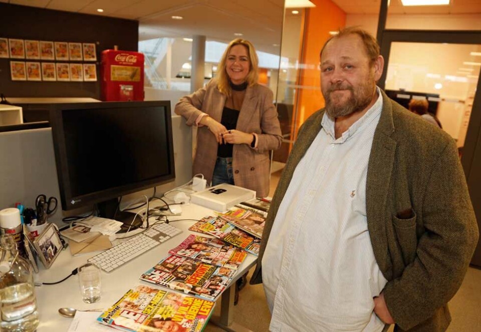 Demper opplagsfallet: Se og Hør-redaktør Ulf André Andersen sier opplaget på papir faller mindre enn før. Her foran noen av siste års beste utgaver hva gjelder salg. Foto: Eivor Eriksen.