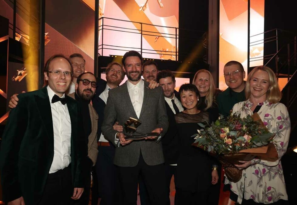 Mandag ble festdag: Reklamebyrået Morgenstern og kunden Finn.no kunne lørdag kveld hente hjem sin første Gullfisken noensinne for filmen «Mandag». Dermed ble det som for mange er ukas tristeste dag en festdag for både byrå og kunde. Her vinnerne på scenen etter det direktesendte TV 2-showet. Foto: Eivor Eriksen.