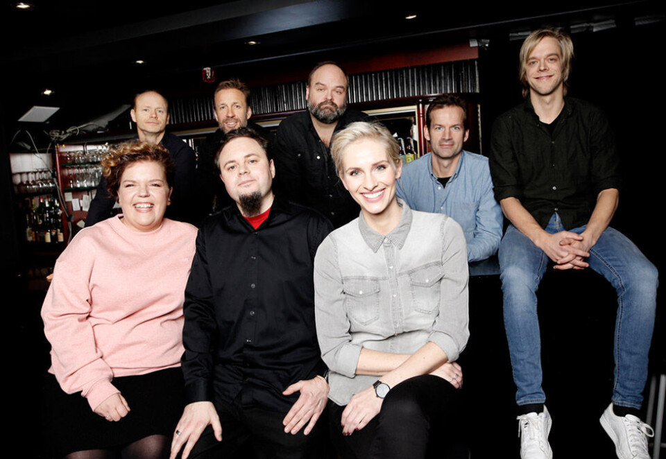 Mister seere: Anne Rimmen (foran til høyre) leder et panel som består av Else Kåss Furuseth (foran til venstre) og Dag Søraas. Bakerst; Harald Eia, Thomas Giertsen, Atle Antonsen, Jon Almaas og Calle Hellevang Larsen. Foto: TVNorge.