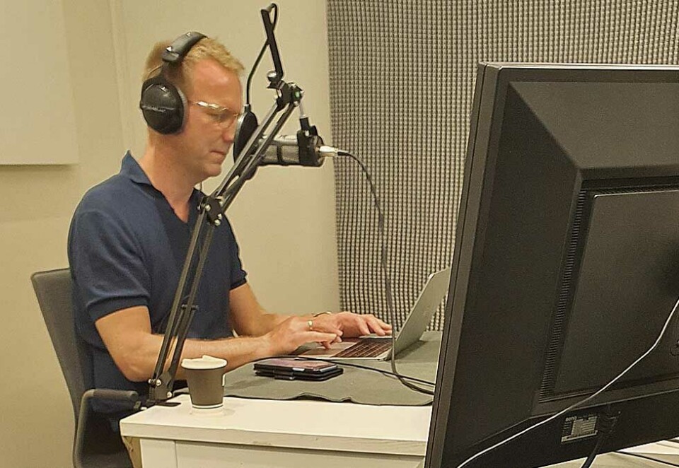 I studio: Eirik Bergesen er programleder for den nye podkast-serien til Kommunikasjonsforeningen, «Kommunikasjonspodden». Her Bergesen i studio under sending.