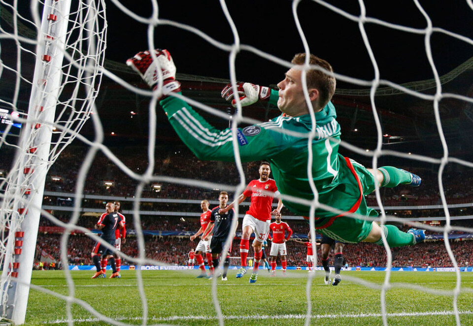 Kaster seg etter tv: Bayern München-keeper Oliver Neuman i fullt firsprang i kvartfinalekampen mot Benfica i Champions League. Når rettighetene til den attraktive turneringen kommer i spill kan en ny allianse bestående av Telia og C More melde seg på i rettighetskampen. Foto: Scanpix.