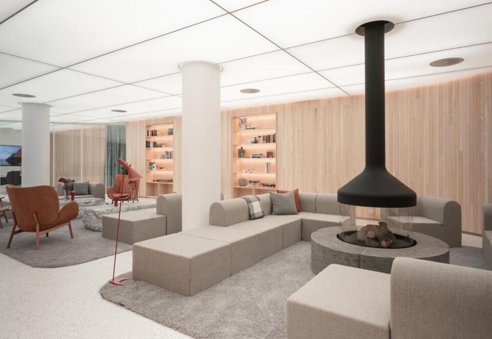 - Brenner penger: Midt i Oslo Sentrum har NIO bygget et stort klubbhus eller et showroom med blant en stor peis. Den mener sjefredaktøren i Bilnytt brenner penger hver dag. FOTO: NIO.