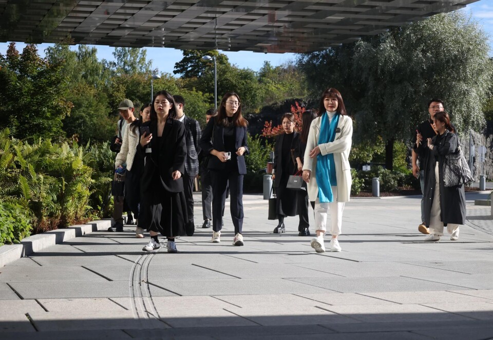 På norgesbesøk: Tidligere TV-stjerne og superinfluencer, Wang Xiaoqian, var sist uke på besøk hos AkerBioMarine. Med sine nærmere ni millioner følgere på TikTok er hun en av de viktigste salgskanalene for den norsk krilloljeprodusenten. Reisefølget var det heller ikke noe å si på da hun ankom. Foto: Eivor Eriksen.