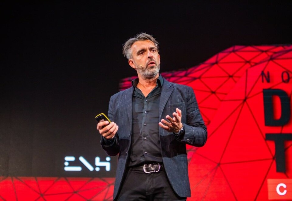 På Clubhouse: Foredragsholder og rådgiver Eirik Norman Hansen sier den nye lydbaserte appen Clubhouse er en herlig miks av «business or pleasure». - Jeg tror det følger klokka litt, sier han. Foto: René Bjerregaard/Broadstone