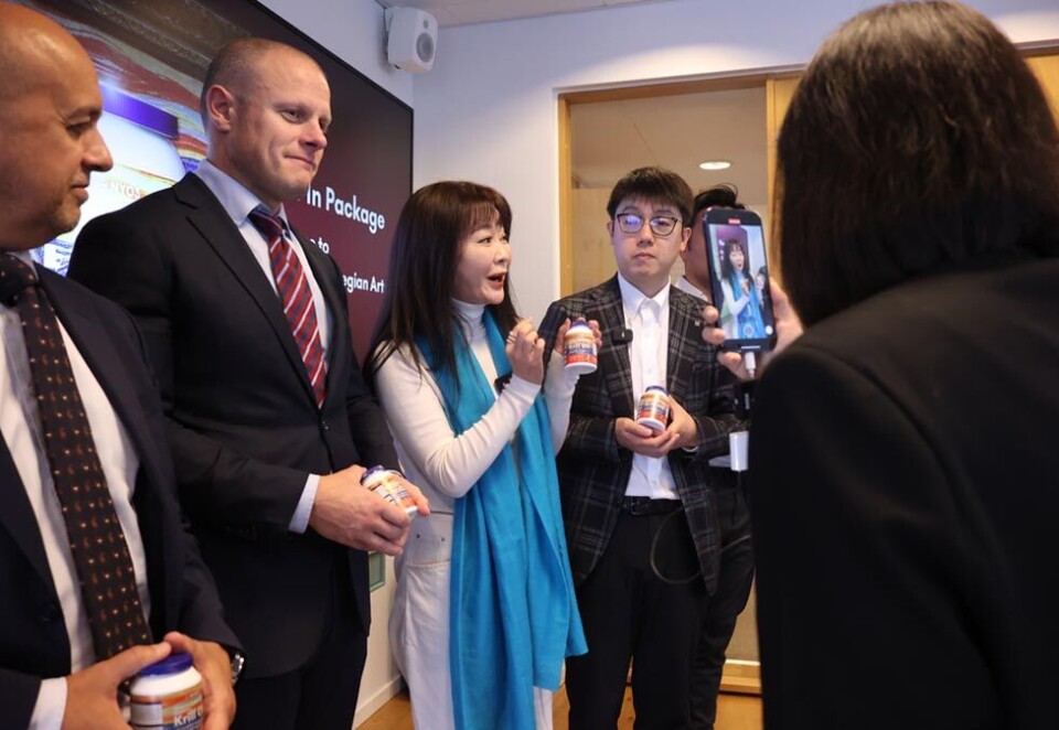 Ny salgskanal: Wang Xiaoqian benyttet sjansen til å lage gjøre en shopping-sending på direkten fra AkerBioMarines kontorer. Sendingen generte et salg på over syv millioner kroner, ifølge tall fra den kinesiske importøren NY-03 og Aker BioMarine. Foto: Eivor Eriksen.