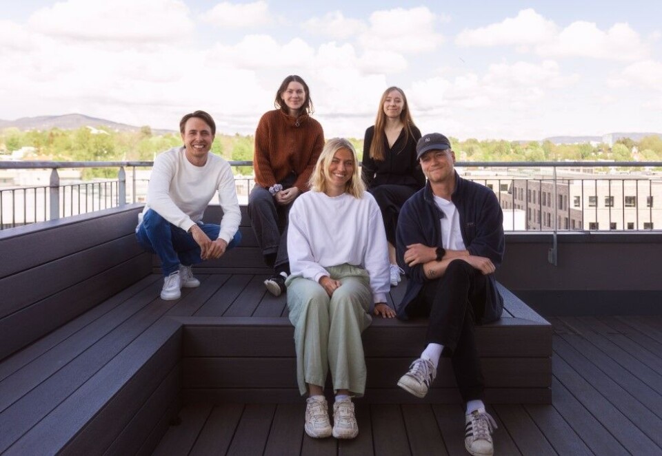 - Ambisisøs gjeng: - Vi vokser og er veldig glade for å ha fått på plass en så ambisiøs gjeng, sier byråleder Herman Mueller Stormyr i WAL. Her sitter han bakerst til venstre med nyansettelsene Lisa Mathilde Donoghue – tekstforfatter og Karen Marie Jerpseth – designer. Foran sitter Anne Christine Carlsson og Casper Evensen, nytt kreativt team.