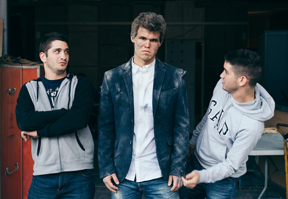 YouTube-stjerner tar regi: Tvillingbrødrene Danny and Michael Philippou (22) fra Australia har i løpet av to år blitt en YouTube-sensasjon, kjent for sine episke kamper mellom ulike karakterer fra underholdningsindustrien. I en av filmene kommer nå Magnus Carlsen også til å dukke opp.