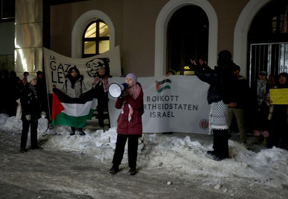 - Boikott IsraelUtenfor Rockefeller var det flere demonstranter som hadde samlet seg til støtte for palestinerne i konflikten med Israel med slagord som «ingen massakre med våre penger.» Ifølge demonstrantene har Oljefondets investeringer i våpenindustri ført til at Norge tjener penger på krigsforbrytelser i Gaza. Foto: Eivor Eriksen.