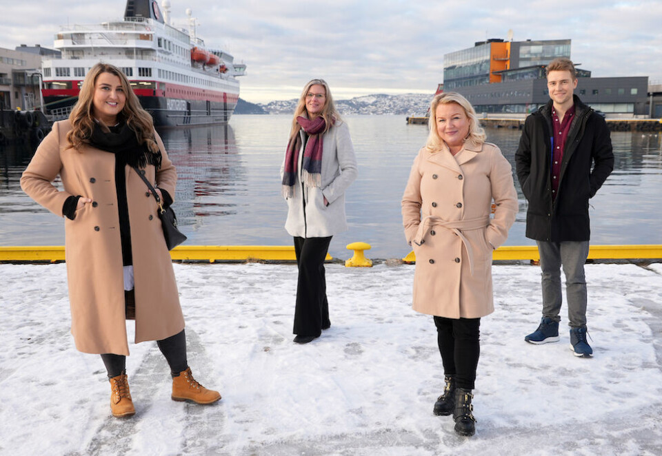 Får prestisjeoppdrag: AD Yasmine Melbye Gonzales (til venstre), strategisk rådgiver Hilde Sander Meling og byråleder Jeanette Galtung Døsvig i Redink samt fotograf og regissør Lars Doksæter fra Screen Story. Foto: Eivind Rath Ilebekk/Screen Story