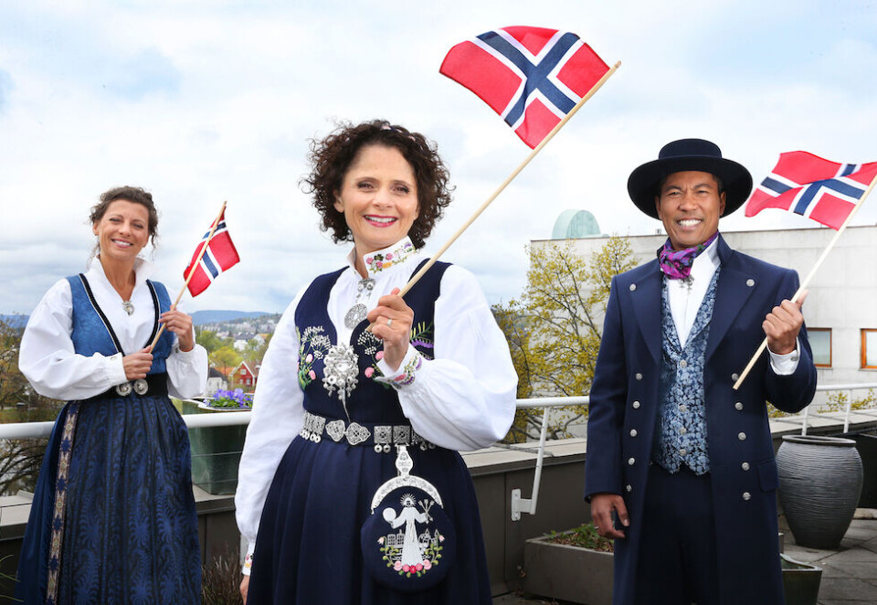 Feiring på taket: Nadia Hasnaoui (i midten) og Christian Strand ledet årets 17. mai-sending fra takterassen på NRK-bygget på Marienlyst. Lise Finckenhagen (til venstre) stod for maten. Foto: Ole Kaland/NRK