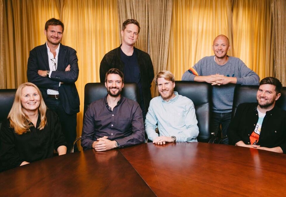 Sikrer seg Try-kunde: Morgenstern har fått Finn på kundelisten. Her er alle de sju gründerne av det nye reklamebyrået Morgenstern samlet på 'kontoret' på Grand Hotel. Fra venstre: Mona Larsen, Ole Kristian Hustad (daglig leder), Sebastian Prestø, Torkild Jarnholt, Anders Muurman Holm, Bjørnar Buxrud og Philip Notland. Foto: Håkon Jørgensen.
