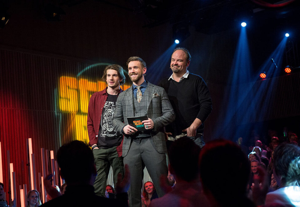 Premiere: Stian Blipp er på lufta med helt eget talkshow på TV 2. Her er han flankert av tidligere «Skam»-skuespiller Thomas Hayes (til venstre) og Atle Antonsen (til høyre). Foto: TV 2.