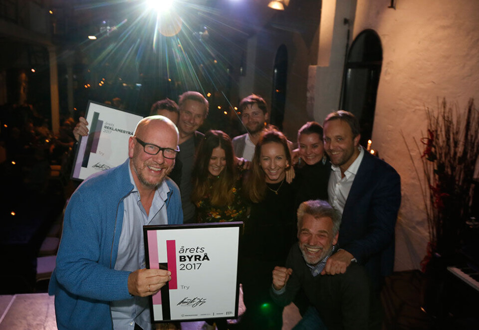 Full jubel: Etter 15 år på toppen, innrømmer Kjetil Try at det er vanskelig å holde seg ydmyk. Her mottar de prisen for Årets Byrå. Foto: Eivor Eriksen.