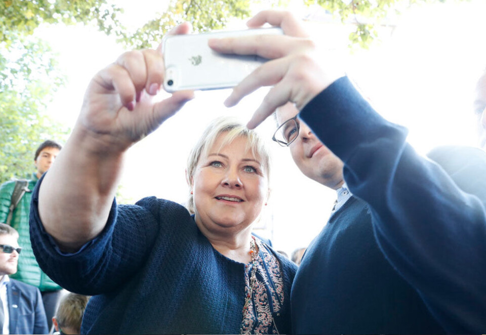 Selfie-Solberg: Høyre-leder Erna Solberg har definitvt startet valgkampen og gir nå oppdraget om å forvalte den datadrevne markedsføringen til Amidays. Her Solberg i selfie-modus fra en tidligere valgkamp. Foto. NTB