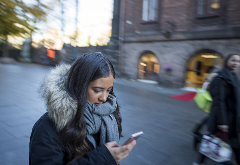 Tidstyv: Sju av ti ungdom mellom 15 og 29 år mener de bruker for mye tid på mobiltelefonen. Foto: Wilma Nora D. Nygaard/NTB Scanpix