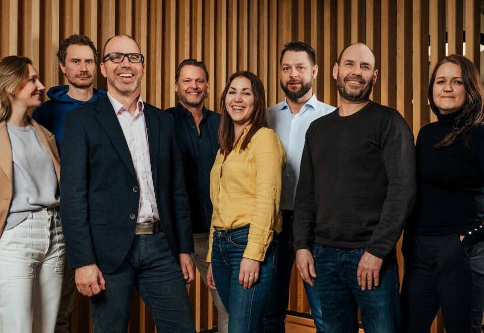 Fyller 60 år: Fra venstre: Nanna Haggstrøm, Knut Røse, Stein Bostad, Ståle Schjærven, Iren Aagaard, Lars Syversen, Marius Damsleth og Hilde Holland Madsen. Hannah Hunter var ikke til stede da bildet ble tatt. Foto: Øivind Eide