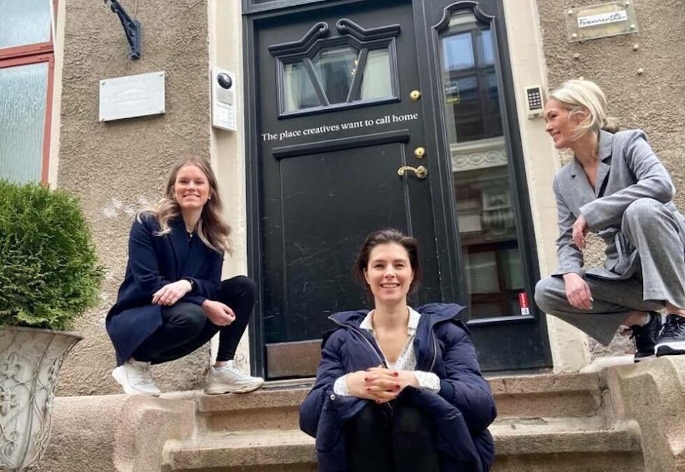 Satser på podkast: Hege Janson Skogen (til venstre) og podmakker Anita Krohn Traaseth (til høyre) med daglig leder i Fremantle podkast Mira Kahn foran.