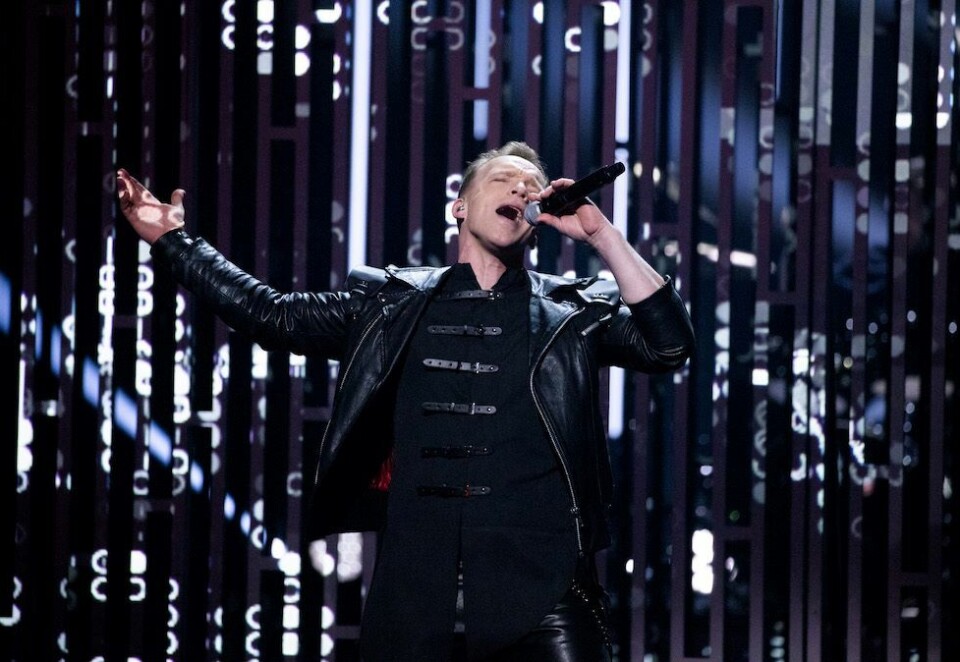 Svart slo rosa: Artisten Frode slo blant annet de rosa flamingoene i Trollfest og vant folkets stemmer med låten «Black Flowers» i den første delfinalen i Melodi Grand Prix. Foto: Julia Marie Naglestad/NRK