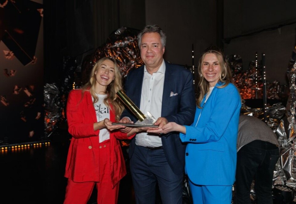 Vinnere: Maria With Hoen (f.v), Arve Heltne (MediaHub) og Christine Øvstedal med Gullspiren. Foto: Kristine Elvemo.