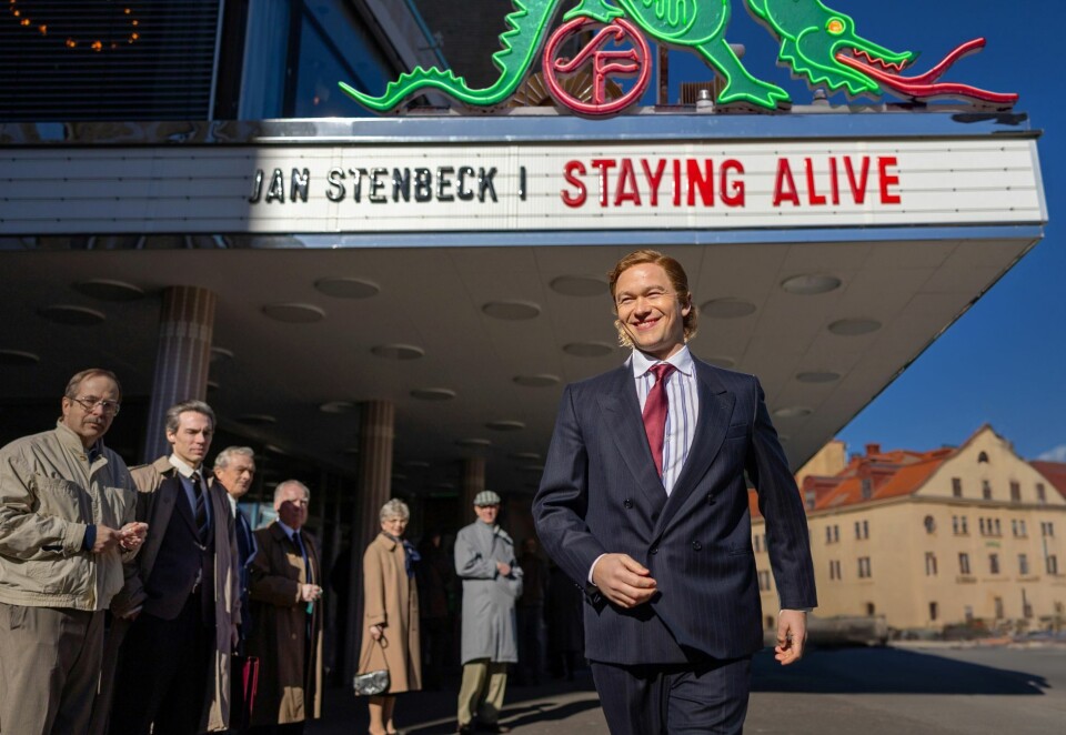 Staying Alive.En gang holdt Jan Stenbecks selskap Kinnevik en generalforsamling i kinoen Draken i Stockholm i 1983. Der fikk han for anledningen byttet ut navnet John Travolta med sitt eget. Foto: Niklas Maupoix/SVT/NRK.