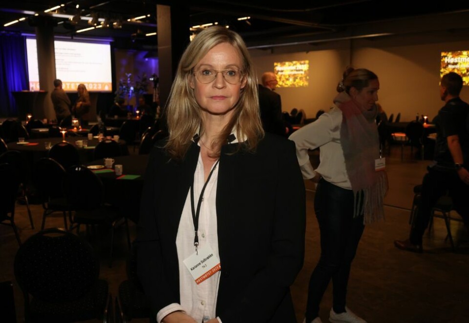 Har nådd målet: Nyhetsredaktør Karianne Solbrække samlet torsdag ansatte i TV 2-nyhetene for å fortelle at de nå er i mål med sin del av den store nedbemanningsprosessen i TV 2. – Jeg har sterk tror på at vi skal slå godt fra oss også fremover, sier hun. Foto: EIvor Eriksen