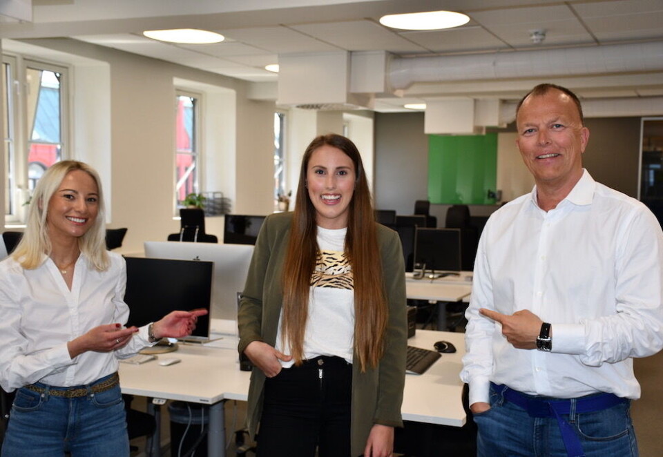 Gir gass: Ny salgsansvarlig Vedis Gjestemoen (i midten) med bookingansvarlig Sarah Emilie Mørch (til venstre) og daglig leder Nils Apeland.