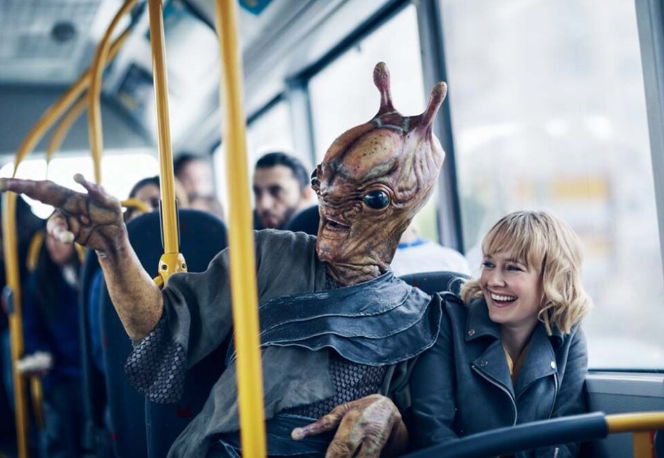 Fra sorg til glede: Etter å ha blitt forlatt av kjæresten eller mannen, finner kvinnen i Canal Digitals nye reklamefilm trøst i denne karakteren. - Vi mennesker velger ofte underholdning ut i fra sinnsstemning eller situasjon, og hva man trenger akkurat der og da, sier Eirik Sørensen i Try som har laget filmen.