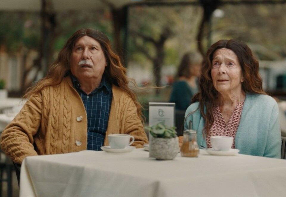 Mye hår: Gjensidige viser gjennom reklame hvordan man med overskudd av noe kan dele det med andre. Foto: Skjermdump.