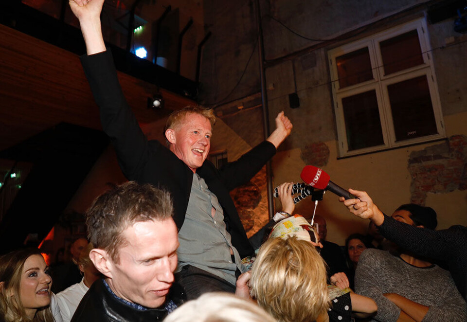 Vant Kjendis-Farmen: Pål Anders Ullevålseter ble behørig feiret av de andre deltakerne i «Farmen kjendis» på gårsdagens finalefest. Foto: TV 2.