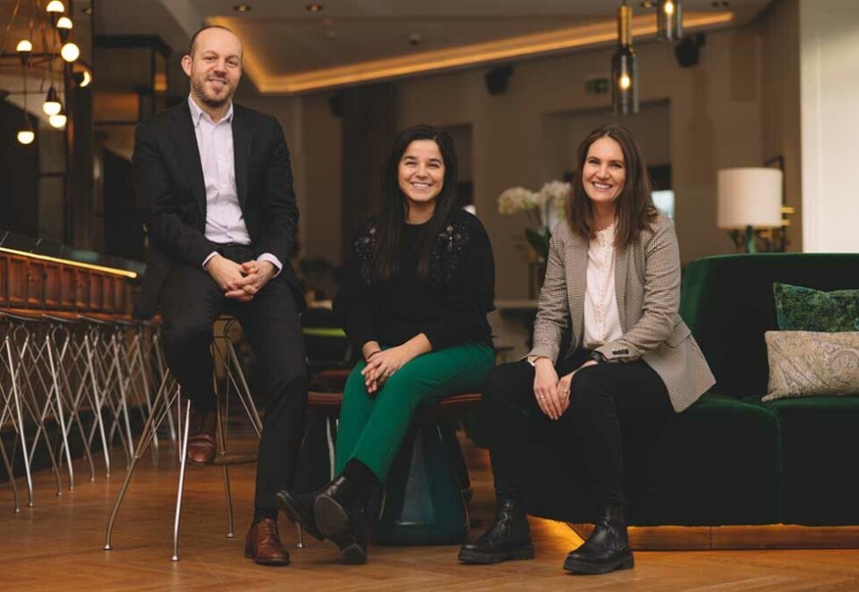 Blir partnere: Peter Markovski blir partner med Zaineb Al-Samarai og Julie Remen Midtgarden i Storm Samfunn. - Vi er veldig fornøyde med å få Peter med på laget, sier Midtgarden som er daglig leder i PR-byrået. Foto: Anton Soggiu