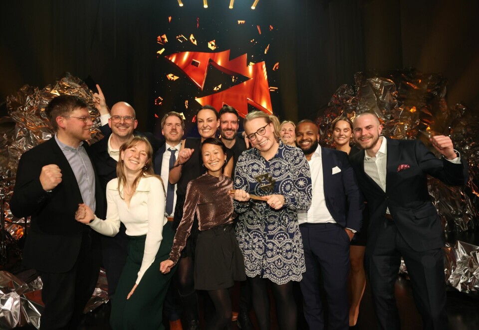 Årets Gullfisken-vinnere: Her ser du de glade Gullfisken-vinnerne med markedsdirektør i Ice, Jannicken Lampe, og byråleder i Morgenstern, Camilla Kim Kielland, i spissen. Lampe holder her den gjeve statuetten, med Kim Kielland til sin høyre side. Foto: Eivor Eriksen