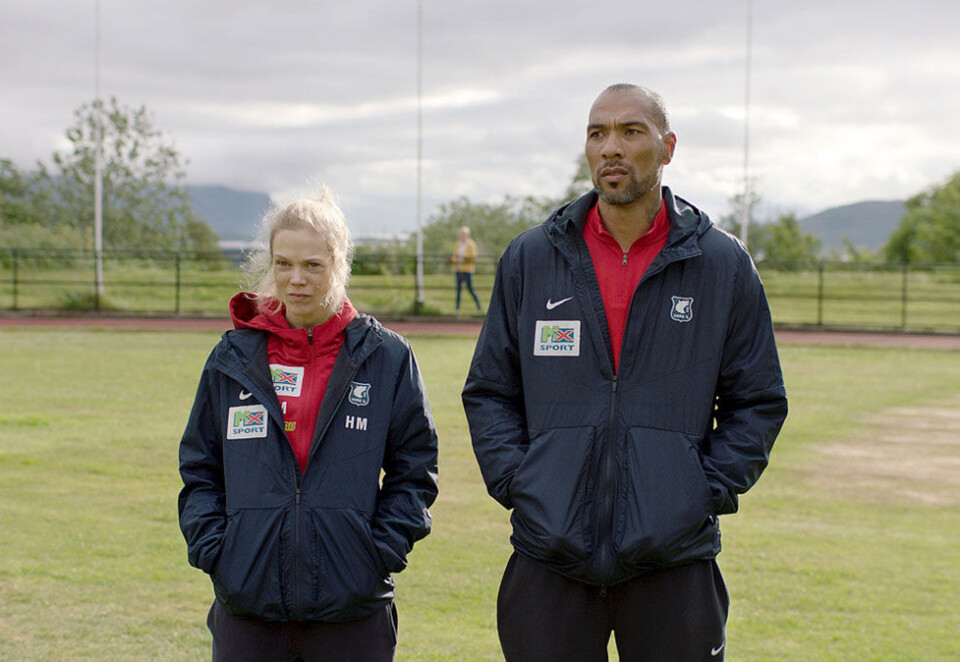 Usikkerhet rundt ny sesong: Det er usikkert om det blir mer «Heimebane» med Ane Dahl Torp og John Carew. Produsent Vilje Hagen sier de har informert alle skuespillerne om en eventuell sesong 3. Foto: NRK.