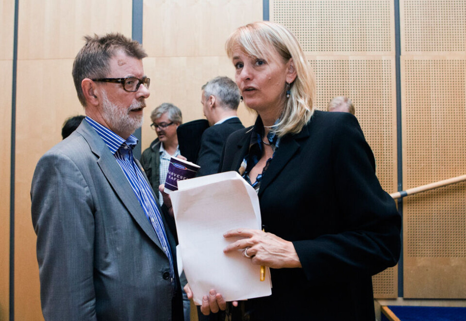 Vil ha avgiftsfritak: Mediebedriftene vil slippe arbeidsgiveravgift og lanserer økt merverdiavgift på NRK-lisensen som én av tre måter å dekke inn kostnaden på. Her leder Randi S. Øgrey sammen med tidligere fagdirektør, Helge Holbæk-Hanssen. Foto: Scanpix.