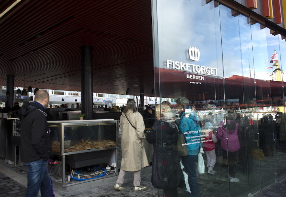 På fisketur: Bymiljøetaten i Bergen ønsker å lokke flere bergensere til Fisketorget og Mathallen i Bergen, og søker nå hjelp hos PR-rådgiverne. - For oss handler dette hovedsakelig om en bevisstgjøring av alt Fisketorget har å by på, sier rådgiver i Bergen kommune. Foto: NTB.