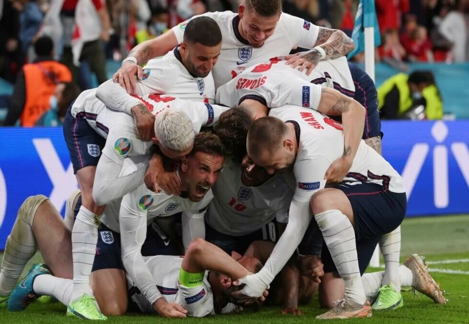 Jublet: Harry Kane og resten av det engelske laget jublet etter at Kane satte inn vinnermålet mot Danmark. Foto: Laurence Griffiths/Pool Photo via AP