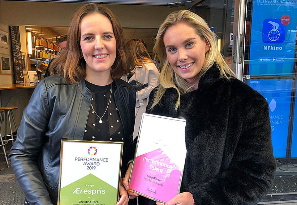 Ærespris- og talentprisvinnere: Publicis-direktør Christine Torp og Red Performance-rådgiver Frida Bjørset fikk hver sin pris under INMAs konferanse for performance-markedsførere. Foto: Dag Robert Jerijervi