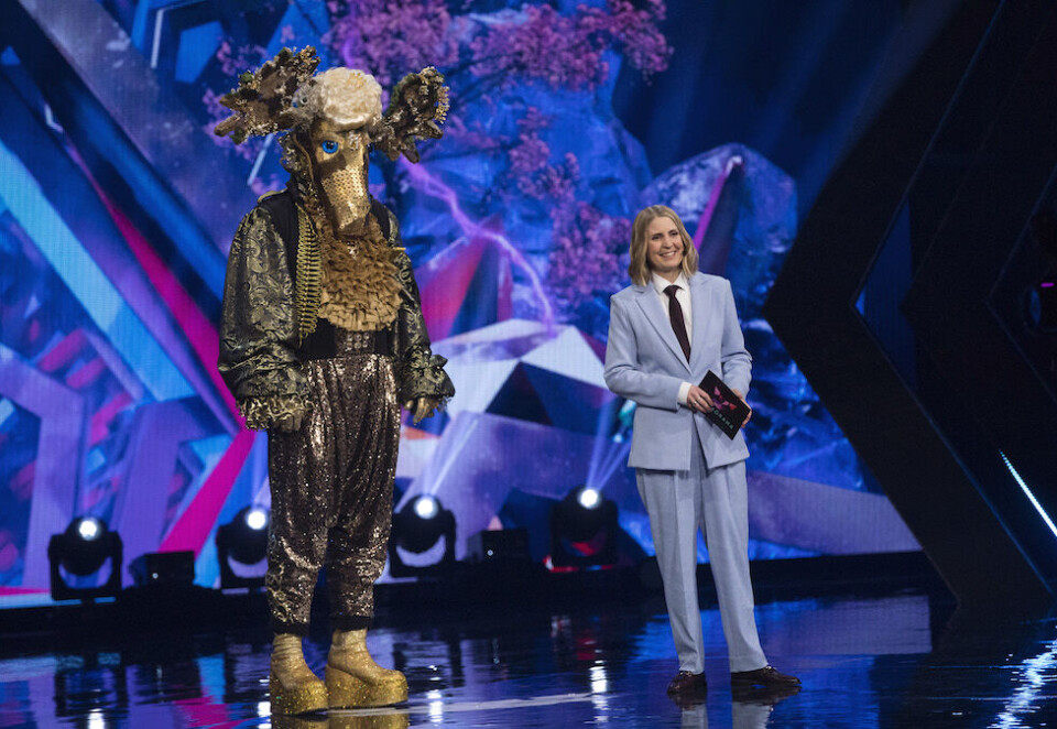 Gjett hvem: Elgen er blant figurene som har fått rundt én million nordmenn til å rive seg i håret. Her med programleder Silje Nordnes i tredje program av «Maskorama» på NRK. Foto: Julia Marie Naglestad/NRK