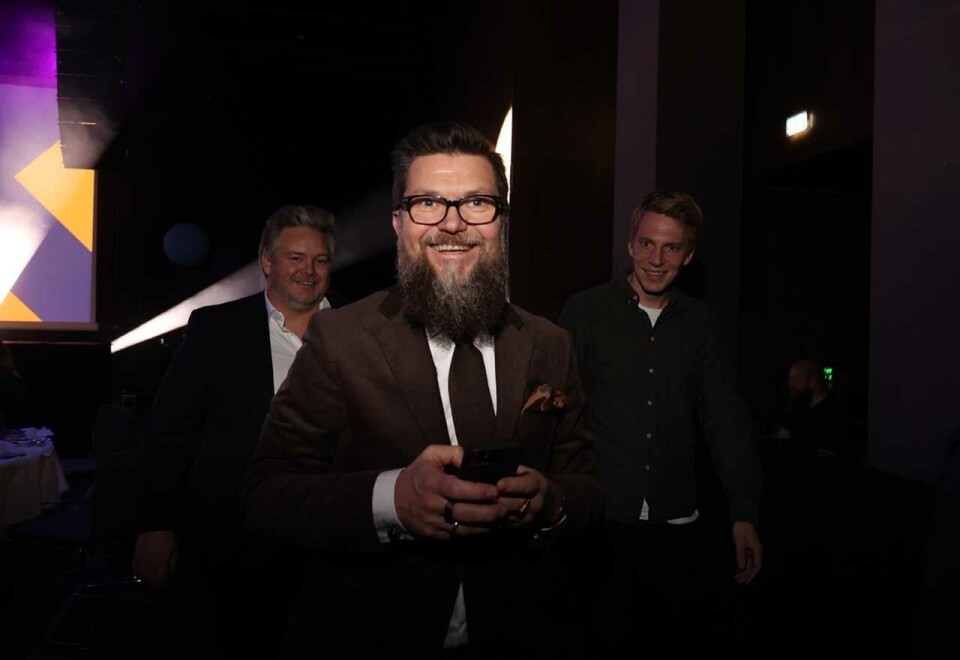 Nye gull til Atyp: Byrålederen i Atyp hadde grunn til å smile under Mediaforums store reklamekonkurranse på The Hub denne uken. Der fortsatte gullfangsten for Hågen Pettersen som gikk til topps i to kategorier med kunden Bufdir. Her Pettersen sammen med André Thorsen og Sindre Foss Foto: Eivor Eriksen.