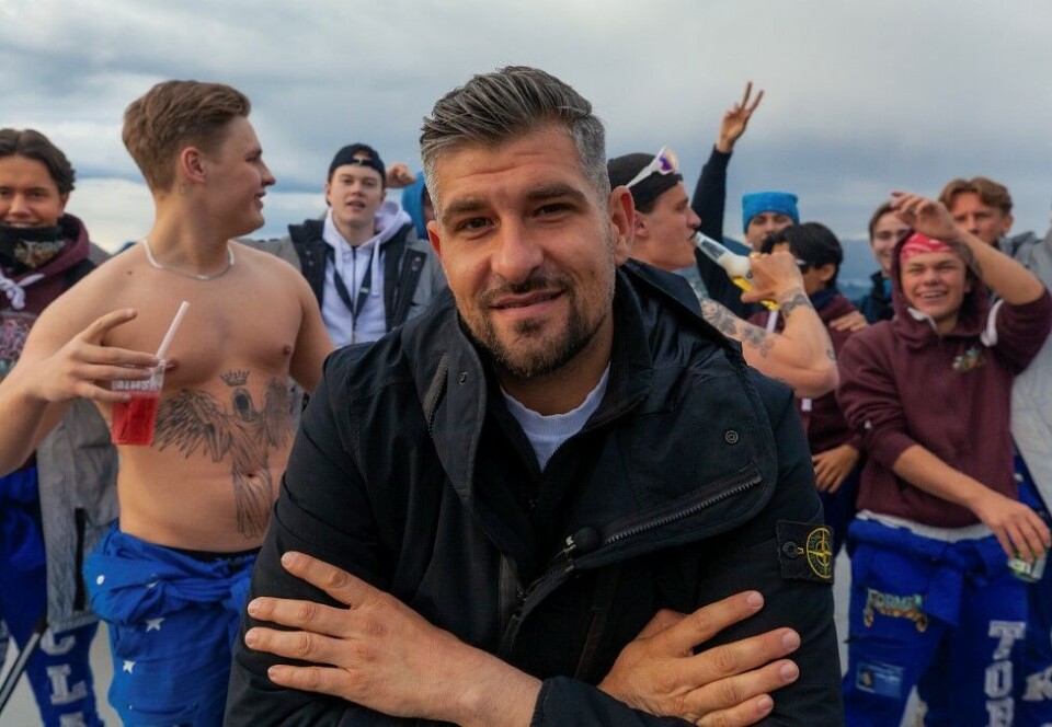Høye seertall: Over 650.000 har benket seg ned for å se programleder Leo Ajkic søke sannheten om rusen i «Rus». Petter Wallace i NRK mener serien treffer godt hos både ungdommer og foreldre. Foto: NRK