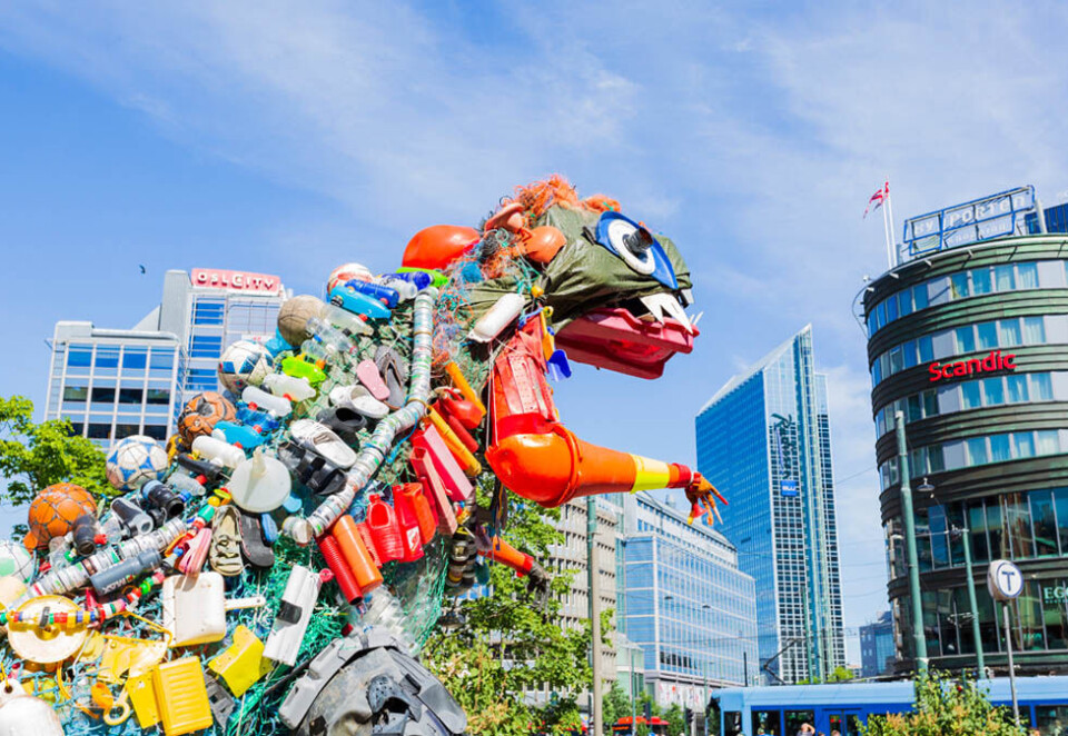 Plastmonster: I fjor sommer var Jernbanetorget hjemmet til plastmonsteret Plastozilla. Kunstverket av Asker-kunstneren Pippip Ferner ble satt opp som en markering av all plastforurensningen vi sørger for i naturen. Foto: Klimaetaten.