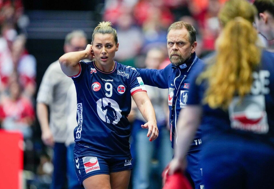 Sølv i Danmark, men gull hos TV-seerne: Nora Mørk og landslagssjef Thorir Hergeirsson under finalen i håndball-VM mellom Frankrike og Norge i Jyske Bank Boxen. Foto: Beate Oma Dahle/NTB