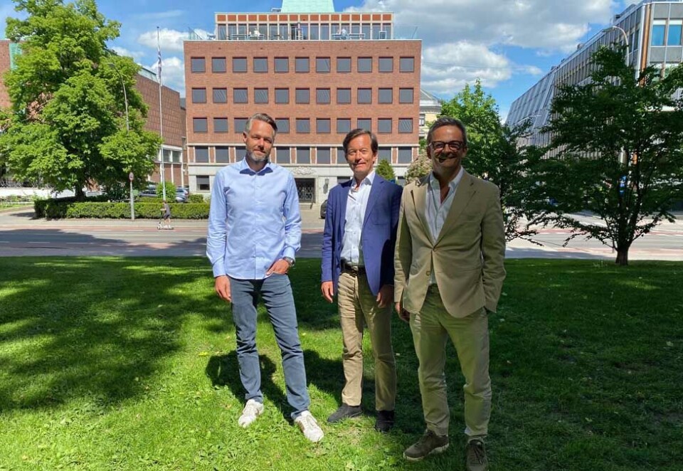 Foran NoA-bygget: Kim Ydse Krogstad skal lede den nye satsingen NoA Consulting der Noa-eier og styremedlem Trond Riibe Knudsen har vært en viktig støttespiller. Til høyre NoA-sjefen, Thomas Høgebøl, foran kontorbygget til byrågruppen rett ved Slottsparken i Oslo. Foto: Knut Kristian Hauger.