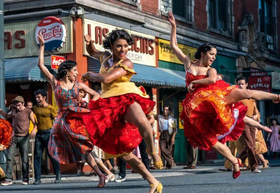 Nattens vinner: Steven Spielberg har laget en ny versjon av suksessfilmen «West Side Story» som og markerte seg under en svært nedtonet Golden Globe-utdeling Her Ilda Mason i rollen som Luz, Ariana DeBose som Anita og Ana Isabelle som Rosalia. Foto: (Niko Tavernise/20th Century Studios/AP.